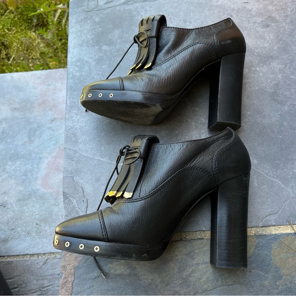 Designer Lanvin black Oxford heels with gold detailing. - Picture 7 of 10